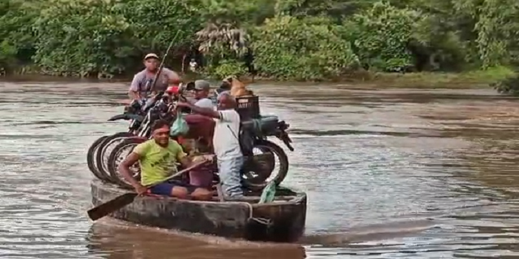 Moradores levam motos em canoa em Santa Cruz dos Milagres